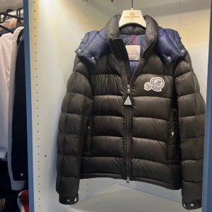Moncler Bramant  - Tja! säljer min Moncler Bramant jacka, 9/10 skick. Moncler triangel finns men inget mer og. Size 2. Självklart äkta, Den är legit checkad i Monclers största Facebookgrupp (Moncler Talk). Kan gå ner i pris Dm för fler bilder eller funderingar. Mvh