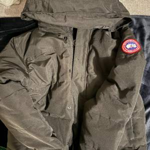 Säljer en helt ny 1:1 Canada Goose Macmilian som är identisk till orginal. Passar perfekt nu i kylan. Alla tags följer med. Storlek L 