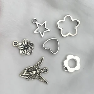 Berlocker och hängen💗 - Berlocker i metall, endast hjärtat är i plast. Kan sättas fast på valfritt smycke för endast 5 kr💗