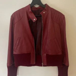 Röd skinnjacka - Assss snygg vintage skinnjacka. Så trendig just nu i vinröd/ burgundy röd. Jätte skön och sitter såååå bra. Två vanliga fickor på sidorna.  💕köpt för 600💕 