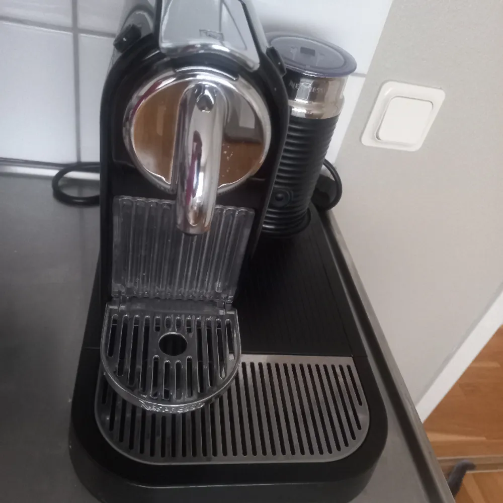 Nespresso kaffemaskin.Fullt fungerande.  Lite ibland använd.. Övrigt.