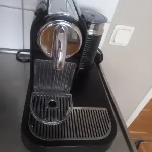 Nespresso kaffemaskin.Fullt fungerande.  Lite ibland använd.