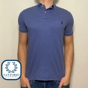 Ralph Lauren piké | Blå - Skitsnygg Ralph Lauren piké i 10/10 skick!  Han på bilden är ca. 175cm lång (passar dig som har S/M) Nypris: ca. 1200kr Skriv vid frågor eller funderingar🙌