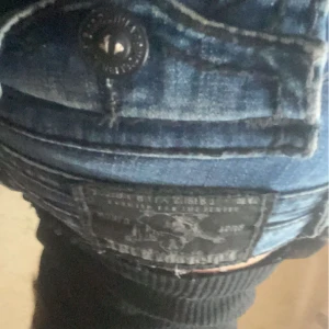 True religion lågmidjade bootcut jeans - Säljer för att jag verklgien behöver pengar! Köpa på plick för 600kr❤️ dom är low waist och flare/bootcut. Detta priser gäller bara idag💕 använd gärna köp nu