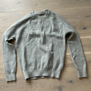 Ribbstickad tröja i bomull från zara - Säljer den sköna tröja från zara. Bra skick och köpt för 350. Säljer den för den inte passar mig. Strl s