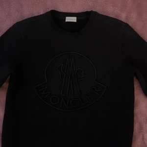 Moncler tröja  - Svart moncler tröja i storlek S, knappt använd nypris 2999kr och säljer för 499, pris kan diskuteras 