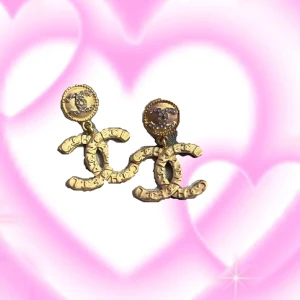 Örhängen helt nya 😍 - Liknar Chanel ser väldigt coola och vintage ut dessa är unika har inte sett liknade innan☺️😍😍😍✨