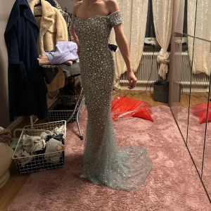 Fest klänning - Jätte fin fest klänning som passar till bal/bröllop i strl 4 jämför med S färgen som det ser ut på bilden kostar 6000kr ville sälja  för 1500kr