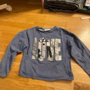 Tjocktröja Love  - En jättetrendig tjocktröja som skulle uppskattas av nästan alla! Älskar denna tröja men för liten! Perfekt som julklapp till barnen 