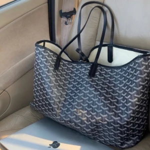 Goyard - Säljer min jättefina Goyard liknande väska. De två sista bilderna är egna. 46x26x14🤍