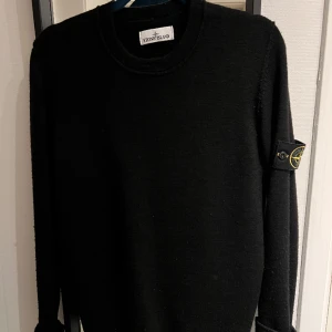 Stone Island sweatshirt - Snygg svart stickad sweatshirt från Stone island. Knappt använd