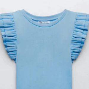 ZARA topp - Köpte den förra året men har endast kommit till användning en enstaka gång. Den har inga fläckar eller skador. Säljer för att jag har rensat och den kommer ej till användning. Skrivom du vill förhandla pris eller har andra frågor eller funderingar.🎀❤️