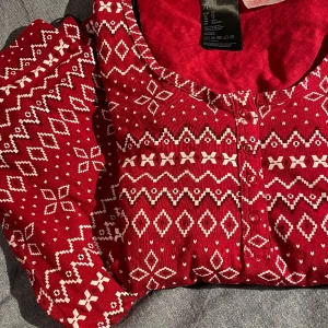 Julpyjamas - Säljer denna jättefina julpyjamasen för att den inte kommer till användning❤️ använd ett få tal gånger så bra skick och inga defekter. Den är i storlek XS och passar bra på mig, dem ör bra i längden på mig som är 170. Pris kan diskuteras❤️ skriv för frågor❤️