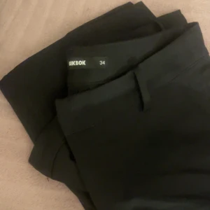 bikbok kostymbyxor - Bikboks kostymbyxor, säljer för dom är för små. Dom heter Vera. Jag tror dom kan ha ändrat modellen på hemsidan. Dom har en slits. Lågmidjade!! Längden är perfekt för mig som är 164💕