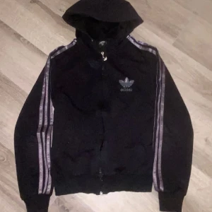 Svart Adidas kofta  - Svart addidas kofta. Storlek S! Ordinarie pris 400kr säljer för 200kr. Köpte den 2019