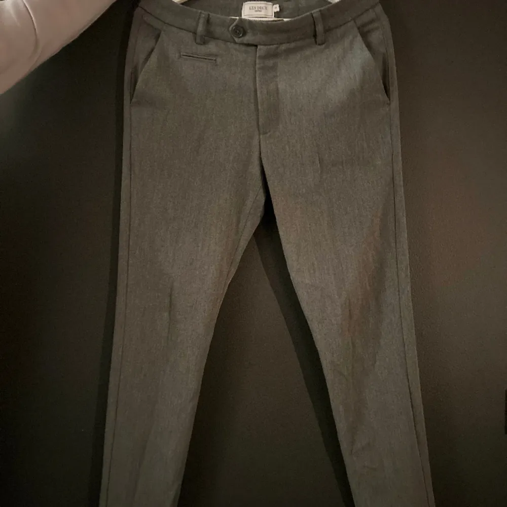 Ett par fina kostymbyxor från Les Deux. . Jeans & Byxor.