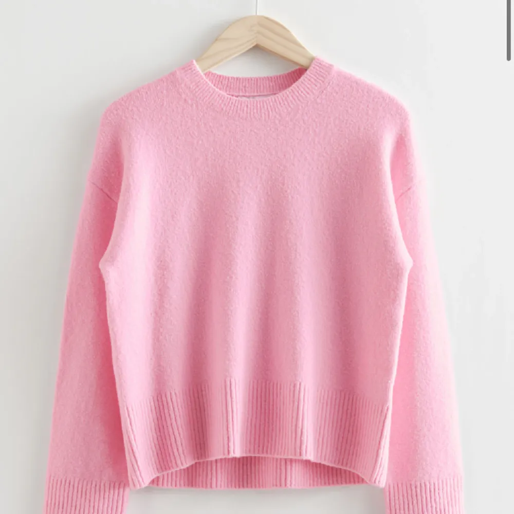 Säljer min super snygga rosa &other stories tröja!🩷Skriv för fler bilder eller frågar! Pris kan diskuteras🫶🏼. Stickat.