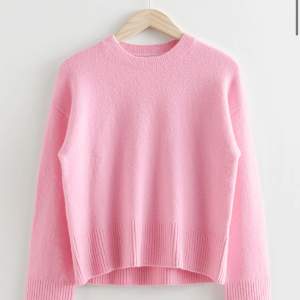 Säljer min super snygga rosa &other stories tröja!🩷Skriv för fler bilder eller frågar! Pris kan diskuteras🫶🏼