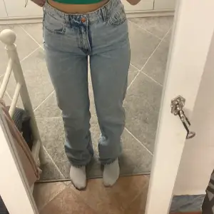 Säljer dessa blåa jeans köpta från H&M. Nypris 250 kr säljer för 160 kr.