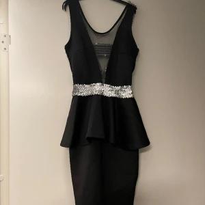 Fest klänning  - Använd endast en gång, så den behöver hitta en ny ägare! Passar perfekt till nyårsafton. 