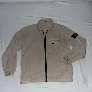 Stone island overshirt  - Helt ny overshirt andvänd 1 gång säljer pga för liten. Storlek M fin färg. Hör gärna av dig för mer info och bilder!