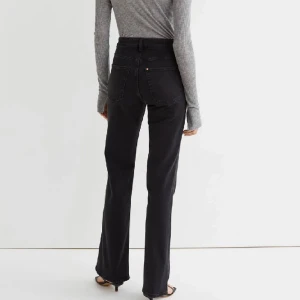 Hög midja jeans  - Super  snygga högmidjade jeans från HM! Är nästan inte använda och är super bekväma och har slits på botten!