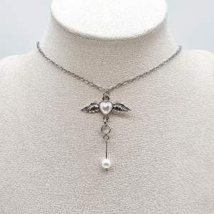 Handgjort halsband och exklusiv design🖤 💎Material-kedja-rostfritt stål. Pärlor och zinklegeringar. Längd: 43cm +3cm.