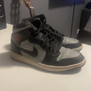 Jordan 1 mid ”red shadow” - Skorna kostar ca 2000kr för ordinarie pris. De är rena och i hyfsat bra skick, har dock skrap sår på den inre sidan av skon som man kan se på den andra bilden. 1000kr för dom  eller byte till ett annat par skor 