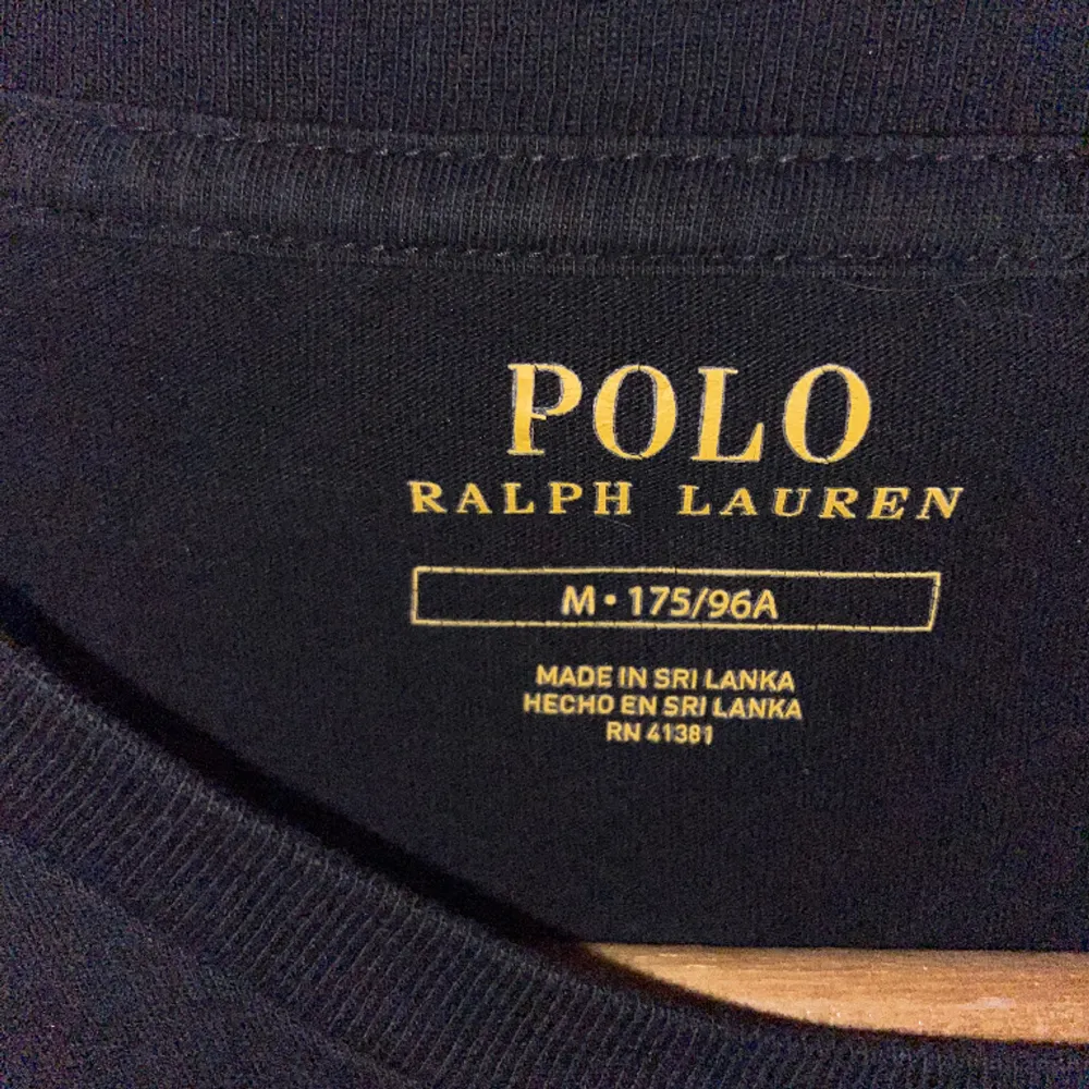 En svart pullover från Ralph lauren. Är 185 och bär strl M men ibland L och den sitter som M . Tröjor & Koftor.