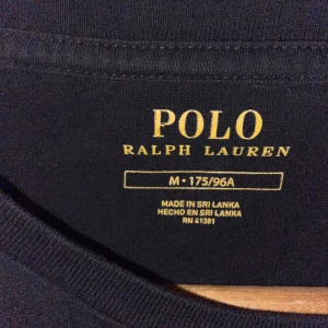 Snygg pullover från Ralph Lauren. Skick 9/10 - En svart pullover från Ralph lauren. Är 185 och bär strl M men ibland L och den sitter som M 
