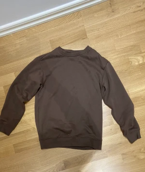 Mörkbrun tröja  - Storlek XS men passar som S  Pris kan sänkas vid snabbt köp