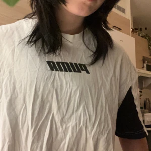 Puma t shirt - En puma t shirt i storlek xxl som gör den otroligt oversize. Brukar ha den med cykelbyxor då de blir som en miniklänning. Frakt ingår inte i priset<3