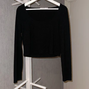 Tröja  - Svart fin tröja från Na-Kd. Säljer den då den inte kommer till användning 