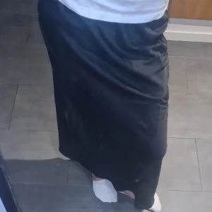 Svart lång kjol - Säljer wn svart lång kjol då jag inte får användning av den, storlek 158-164 men skulle säga att den e ganska stor i storleken 