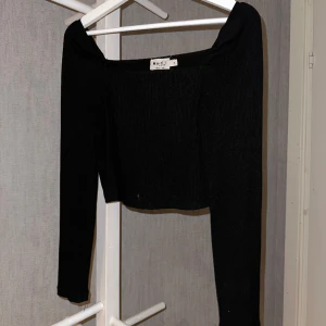 Tröja  - Super fin tröja som passar för vardags men även för lite festligare tillfällen. Säljer då den ej kommer till användning längre💞