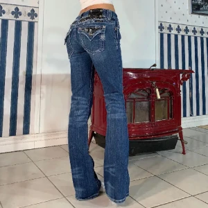 Miss me jeans - !Första bilden är lånad av Tida Adesjö! Låga bootcut i jättebra skick, saknar 1 knapp där fram (se bild 2). Säljer då dom tyvärr va för små för mig. Midja 81cm, Innerben 81 cm 💕