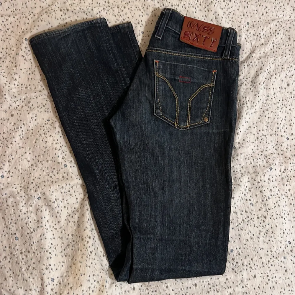 Miss sixty jeans med en supercool lapp som tyvärr är lite lös.💖 Säljer pga att de inte kommer till användning. Skulle säga att de är xs/s. Midjemått: 36 cm rakt över. Innerben: 83 cm . Jeans & Byxor.