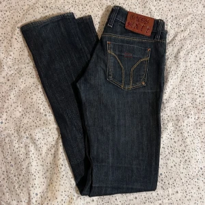 Miss sixty jeans - Miss sixty jeans med en supercool lapp som tyvärr är lite lös.💖 Säljer pga att de inte kommer till användning. Skulle säga att de är xs/s. Midjemått: 36 cm rakt över. Innerben: 83 cm 