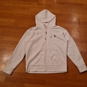 Vit ralph lauren hoodie - En helvit ralph lauren hoodie, Den är inte använd utan bara provad då jag märkte att den var stor i storleken. Jag är villig att byta mot något annat, Har du några frågor är det bara att skriva.