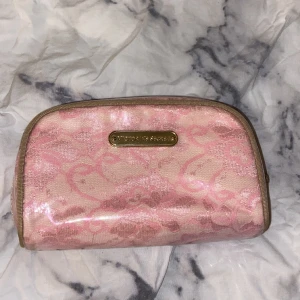 Victoria secret necessär  - En necessär som inte kommer till användning. Inga fläckar eller skador. Jätte fin men vet ej om den är äkta ( tror inte den är äkta)  