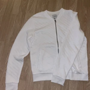 Dragkedjströja - Vit dragkedjatröja/Jacka i storlek L 
