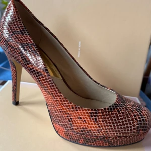 Klackskor Michael Kors - Klackskor från Michael Kors, ormskinnsmönstrade, använda 1 gång. 