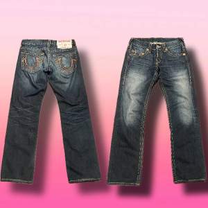 Ett par True Religion Jeans i Bootcut modell, vilket gör plagget extremt sällsynt. Jättesnygg fat stiching på fickorna där bak och plagget är i perfekt skick! Byxorna är i storlek 30. Skriv om ni har frågor ☺️