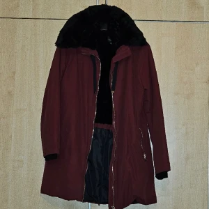 Jacka - Använt några gånger  Päls på luvan o innuti