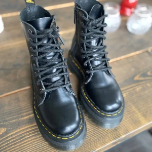 Dr Martens Jadon - Använda 4 gånger, säljer pga den är lite försmå😟 Priset är inklusive frakt