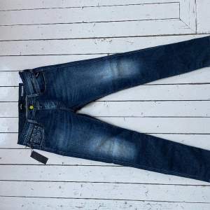 Helt nya aldrig använda med lapparna kvar. Slim fit. M914Y. Orginalpris vid nya: 1855kr. Material: 99% bomull, 1% elastan. Tyg: denim  Pris kan diskuteras.