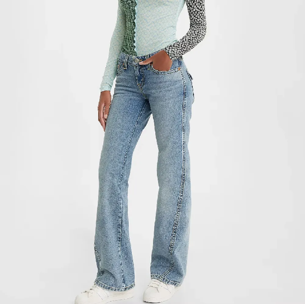 Säljer dessa levis bootcut jeans som jag köpte i somras. Det har aldrig kommit till använding så i nyskick! Storlek 27/32. Lowrise! . Jeans & Byxor.