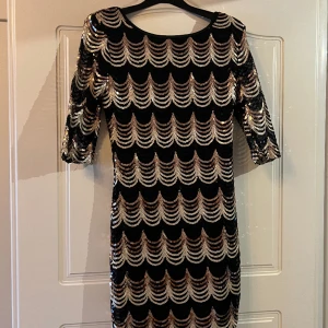 Paljettklänning  - Oanvänd paljettklänning från Crystal Dolls. Märkt med storlek L men liten i storleken och passar mer en M. Oanvänd. 