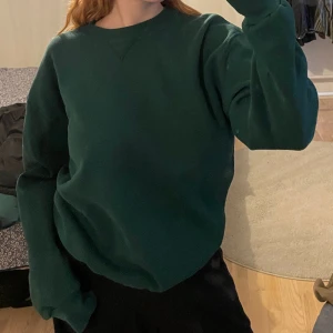 Grön sweatshirt - Jättesnygg smaragdgrön sweatshirt! Köpt second hand! I bra skick!