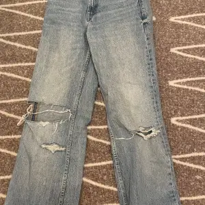 Säljer ett par nästan oanvända Zara jeans då jag tycker de är lite för små för mig. Skulle säga att dem passar xs-s eller 32-34.
